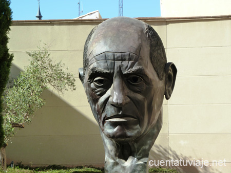 Escultura de Luis Buñuel, en el C.B.C.