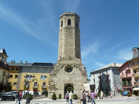 La Torre-Campanario de la Iglesia de Santa María, Puigcerdà (Girona)